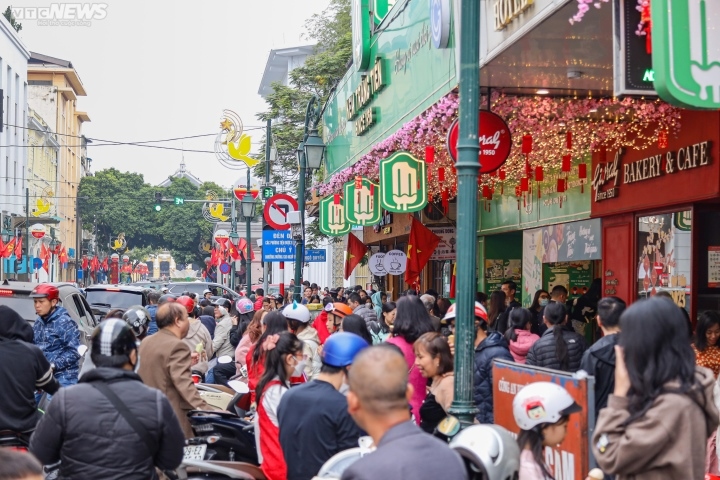 Các tuyến phố quanh Hồ Gươm đông nghịt người du xuân ngày mùng 2 Tết