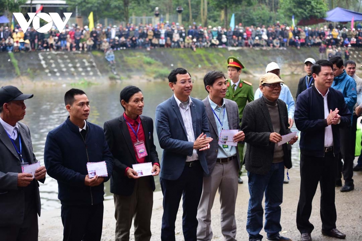 traditional boat racing festival opens in thua thien-hue picture 9