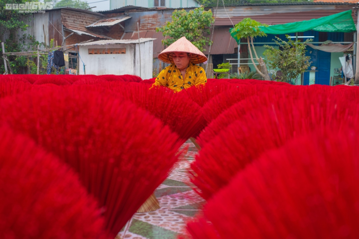 100-year-old incense-making village busy ahead of tet picture 1