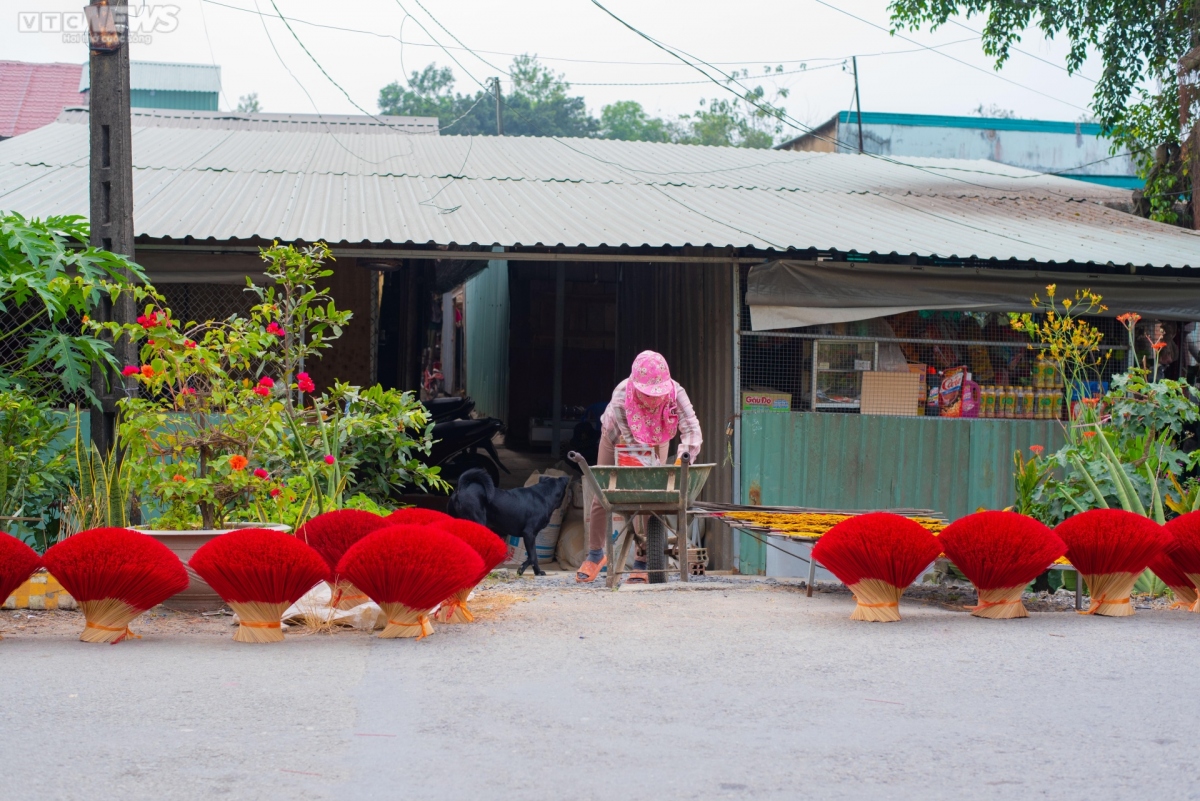 100-year-old incense-making village busy ahead of tet picture 11