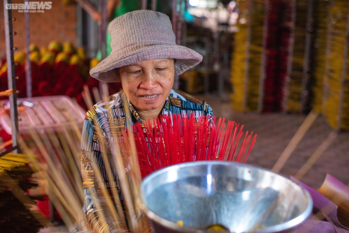 100-year-old incense-making village busy ahead of tet picture 5