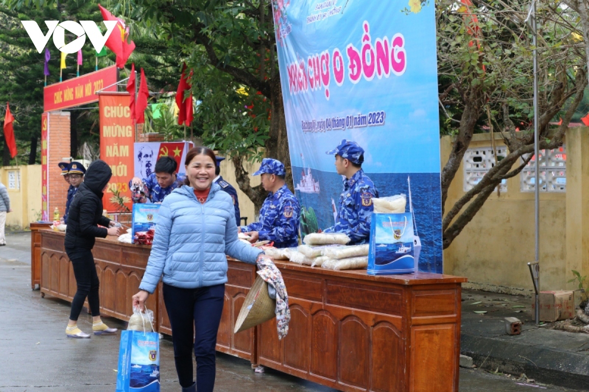 early lunar new year for bach long vi islanders picture 5