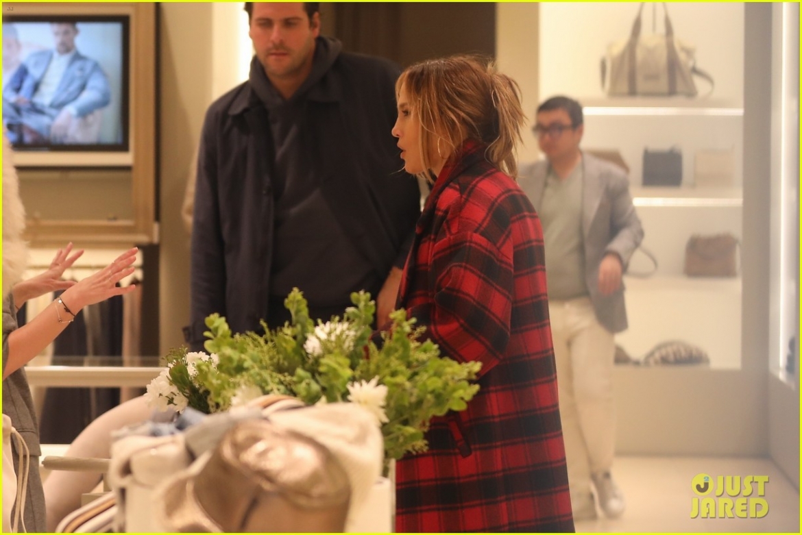 jennifer lopez gian di di mua sam sau dam cuoi lan 4 hinh anh 7