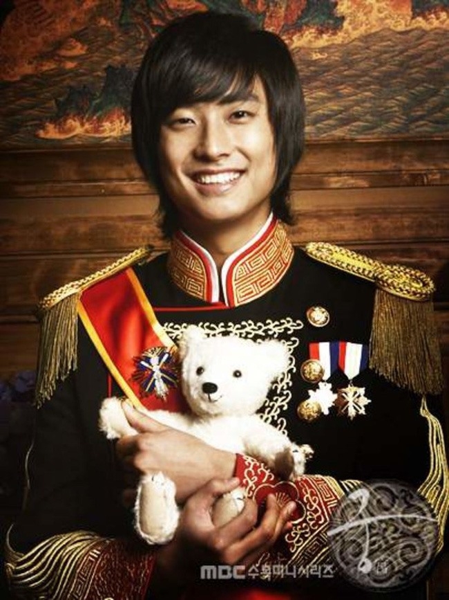 joo ji hoon tu chang thai tu van nguoi me toi quy ong lich lam cua man anh han hinh anh 2