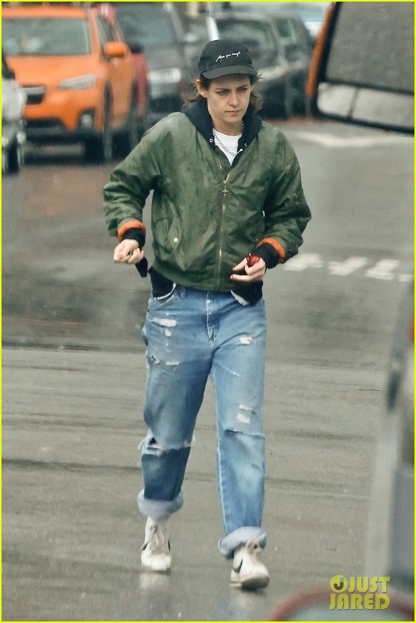 kristen stewart dien do cuc ngau di choi cung ban hinh anh 3