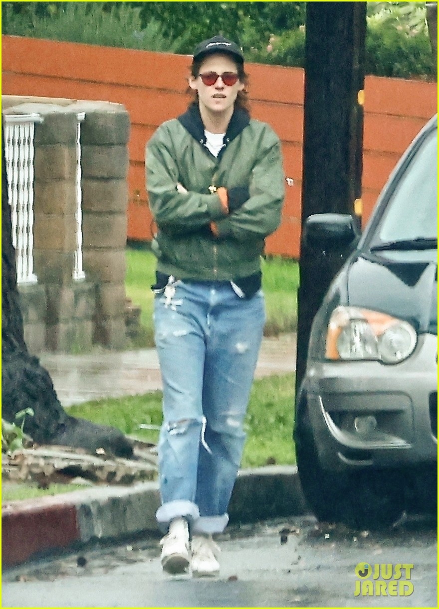 kristen stewart dien do cuc ngau di choi cung ban hinh anh 4