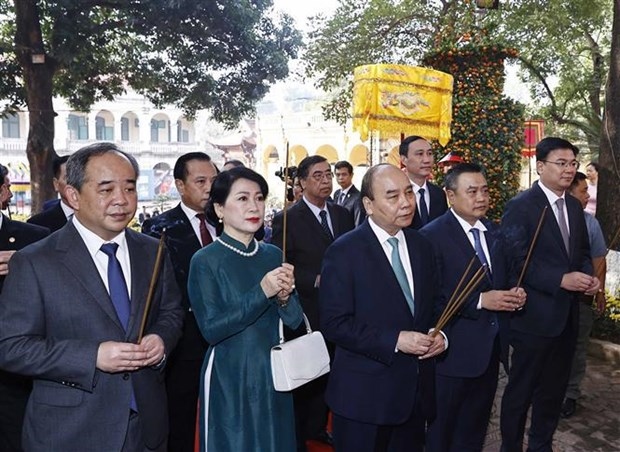 president, overseas vietnamese offer lunar new year incense picture 1