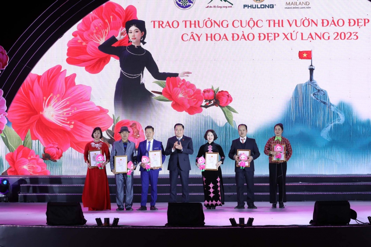 Dac sac le hoi hoa dao xu lang 2023 hinh anh 3