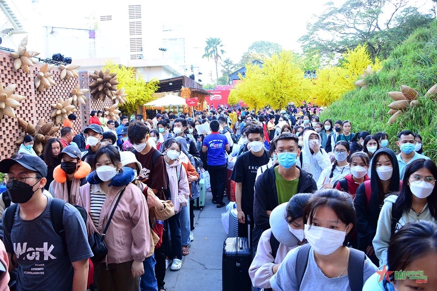 2,000 poor students, workers gifted bus tickets to return home for tet picture 1 2,000 poor students, workers gifted bus tickets to return home for tet picture 1