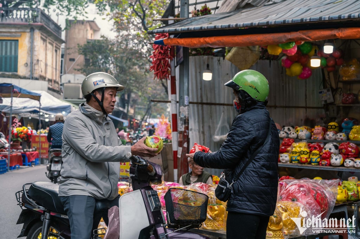 hang luoc traditional flower market bustling as tet draws near picture 11