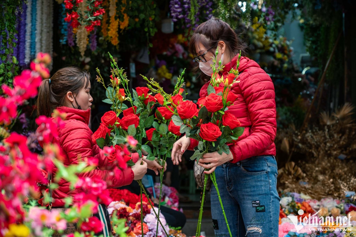 hang luoc traditional flower market bustling as tet draws near picture 12
