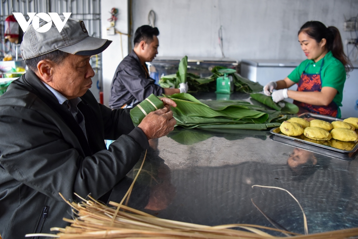 Làng nghề bánh chưng tất bật mùa Tết