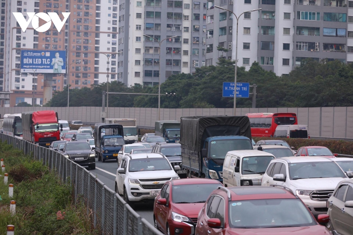 new year holidaymakers back to work, hanoi gateways congested picture 1