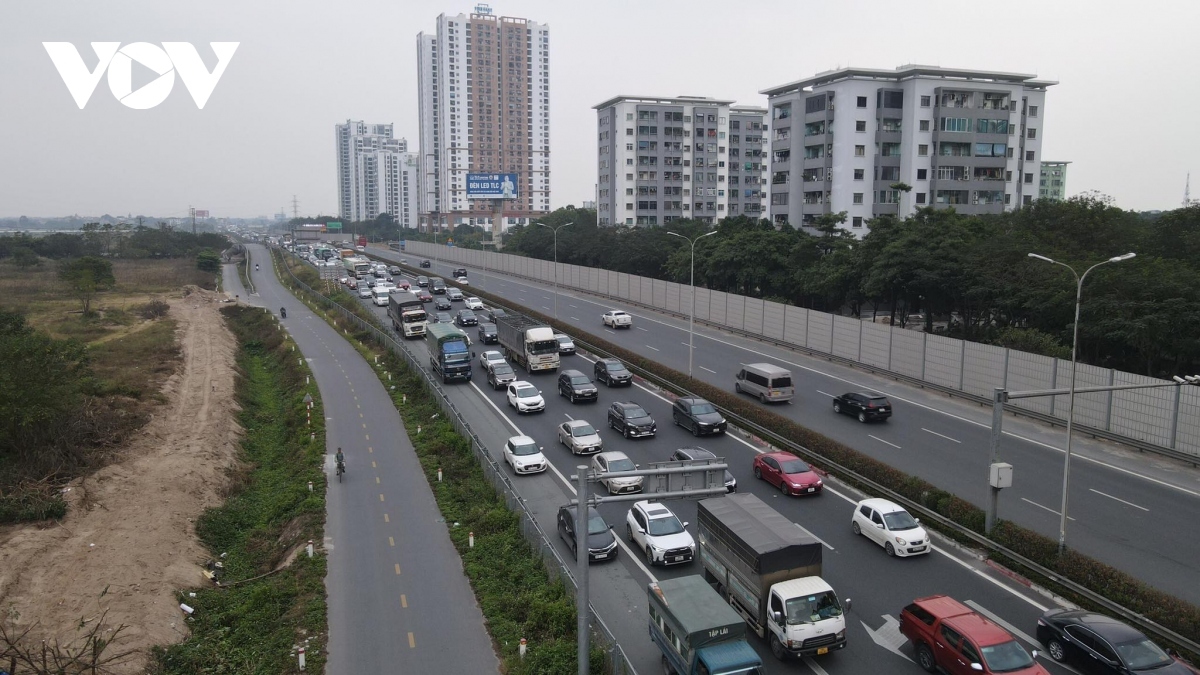 new year holidaymakers back to work, hanoi gateways congested picture 2