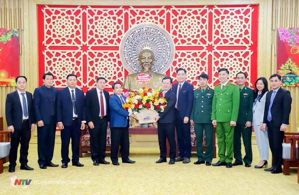 lao localities, agencies extend tet greetings to nghe an picture 1
