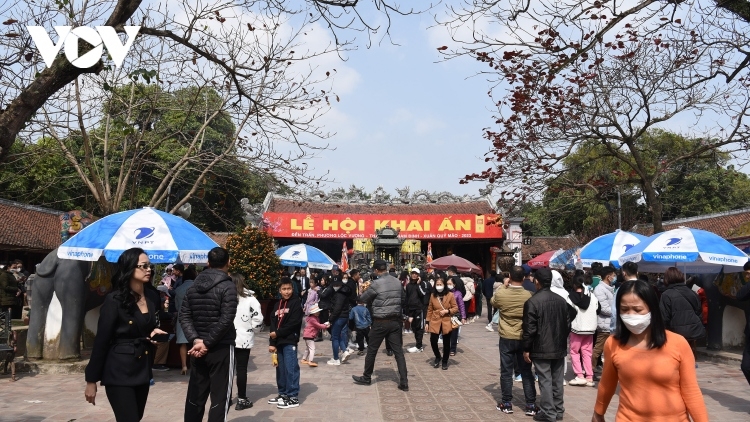 Thousands of people eagerly flock to Tran Temple during Tet