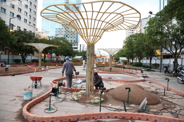 nguyen hue flower street gets a tet makeover picture 3