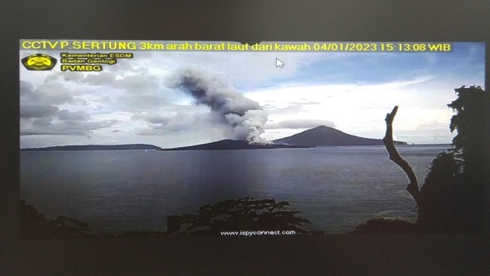 nui lua anak krakatau tai indonesia lien tiep phun trao hinh anh 1