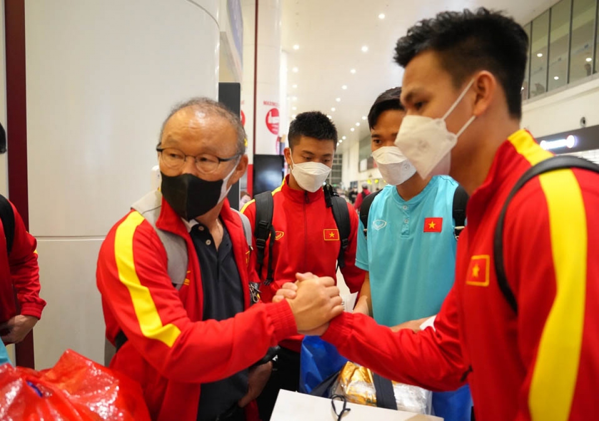 vietnamese players return home, bid farewell to park hang-seo picture 1