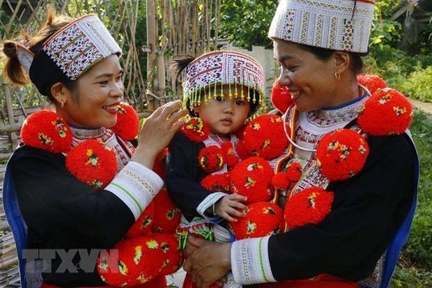 unique style of red dao traditional outfits picture 1