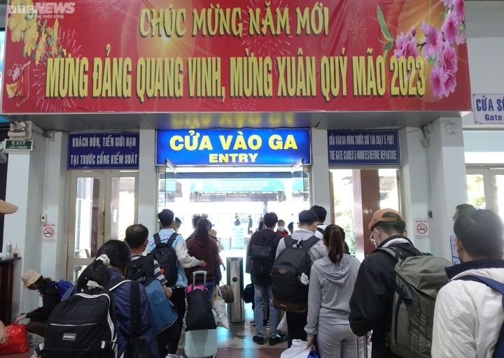 ho chi minh city railway station busy as tet approaches picture 1