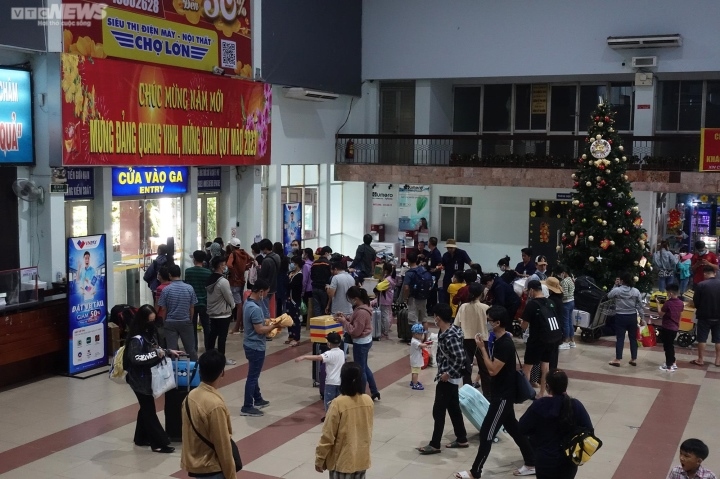 ho chi minh city railway station busy as tet approaches picture 2