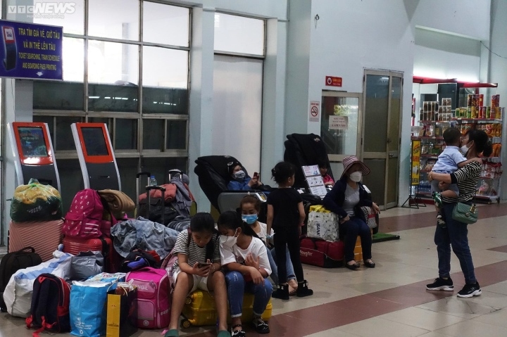 ho chi minh city railway station busy as tet approaches picture 7