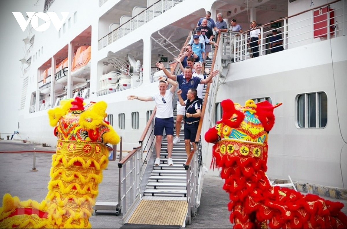 silver spirit cruise ship brings 648 visitors to da nang picture 1