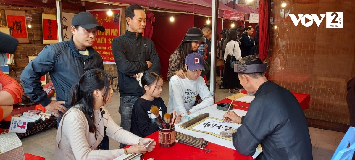 spring calligraphy festival gets underway in hanoi picture 3