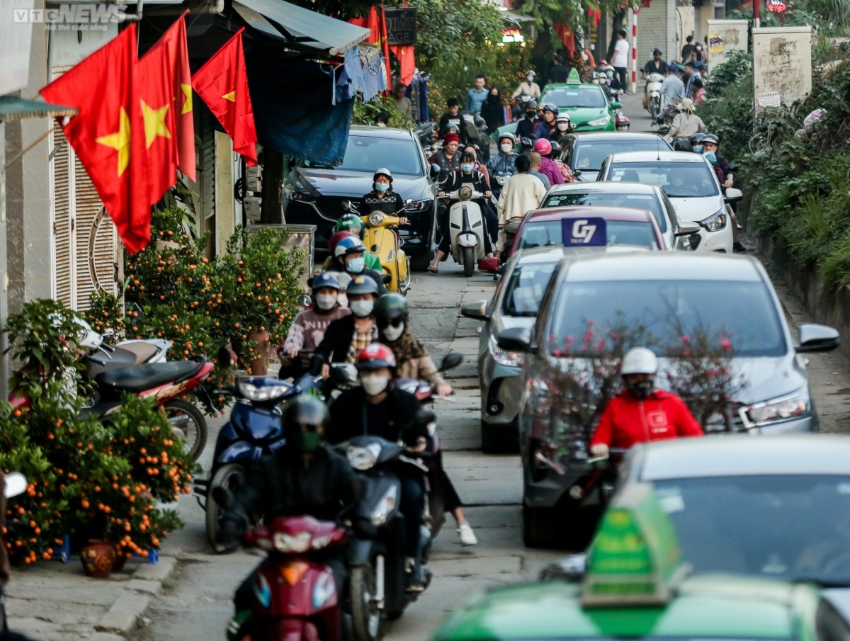 hinh anh ha noi tac duong ca ngay lan dem khi tet can ke hinh anh 9