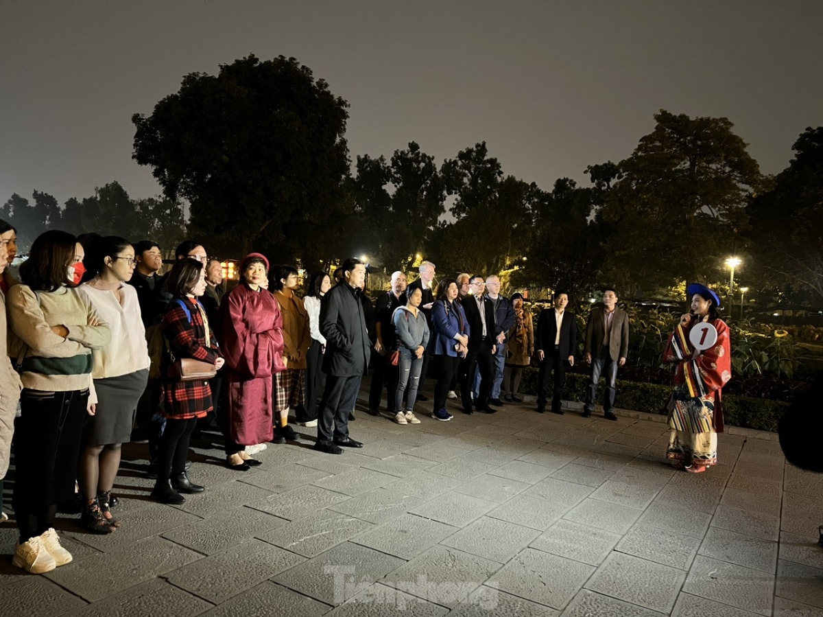 thang long citadel night tour opens for foreign visitors picture 2