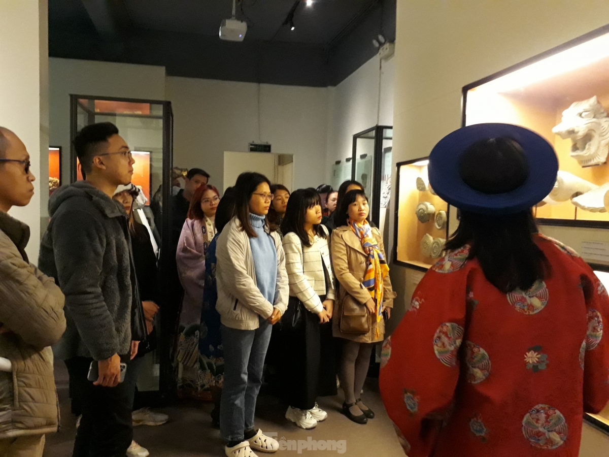 thang long citadel night tour opens for foreign visitors picture 8