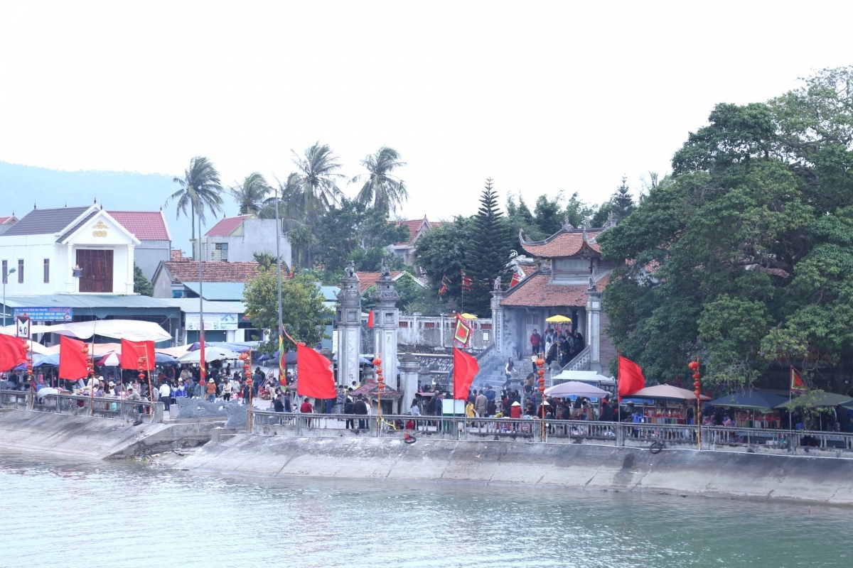 du khach chen chan tai ngoi den linh thieng nhat xu nghe hinh anh 1