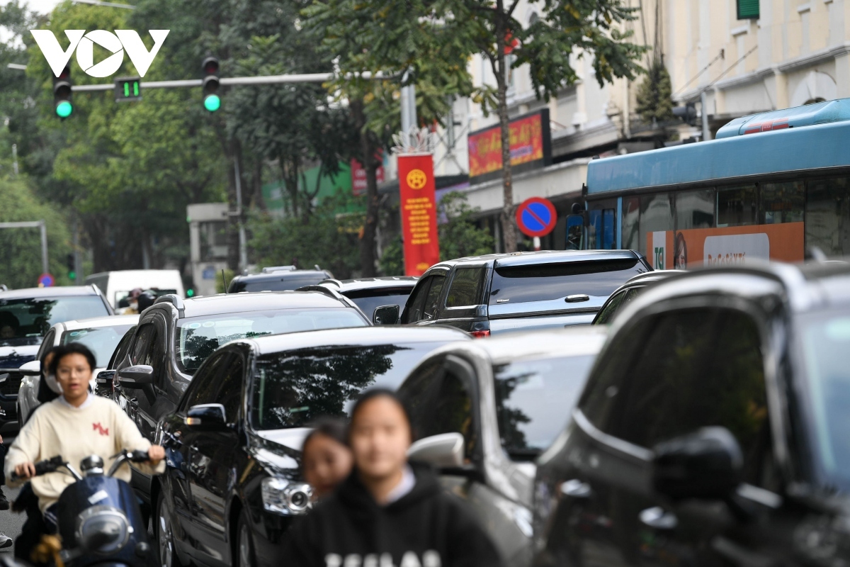 downtown hanoi crowded as tet draws near picture 6