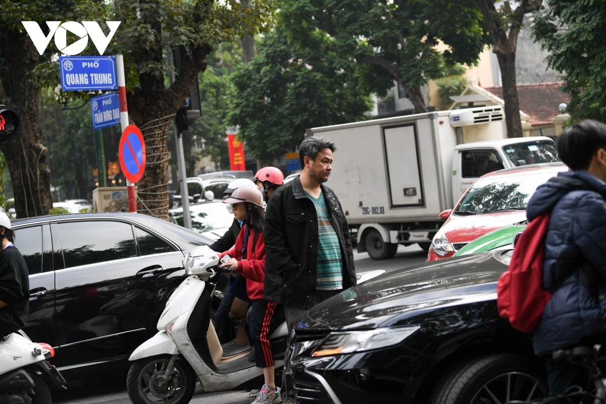 downtown hanoi crowded as tet draws near picture 7