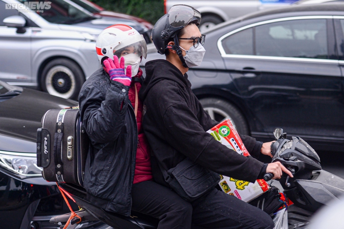 gateways congested as people return home ahead of tet picture 9