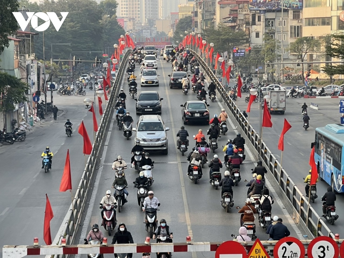hanoi sees light traffic congestion on the first working day after tet picture 12
