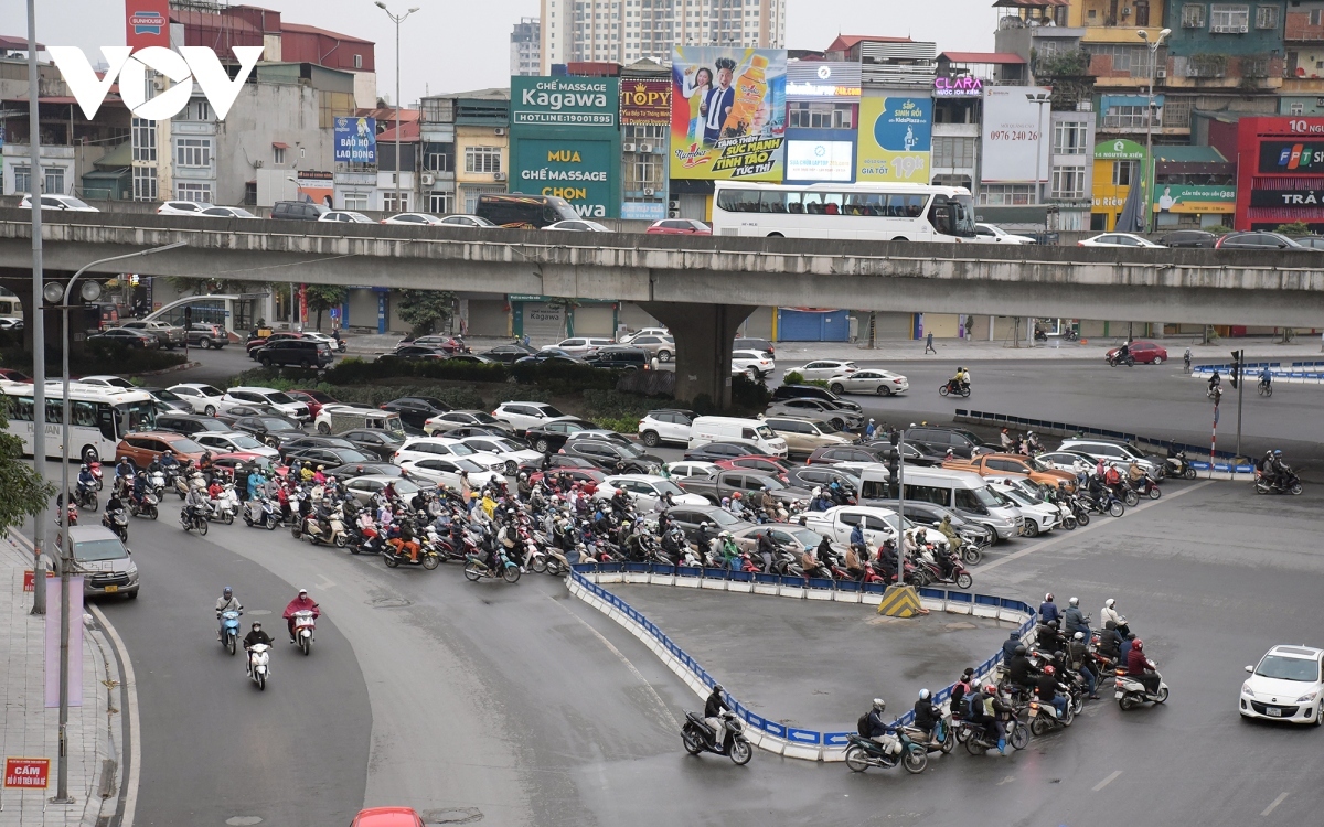 hanoi sees light traffic congestion on the first working day after tet picture 6