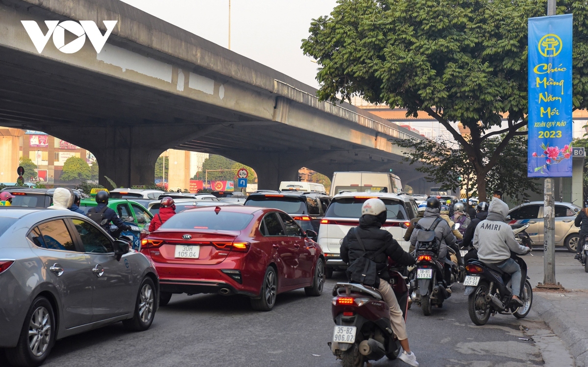 hanoi sees light traffic congestion on the first working day after tet picture 7