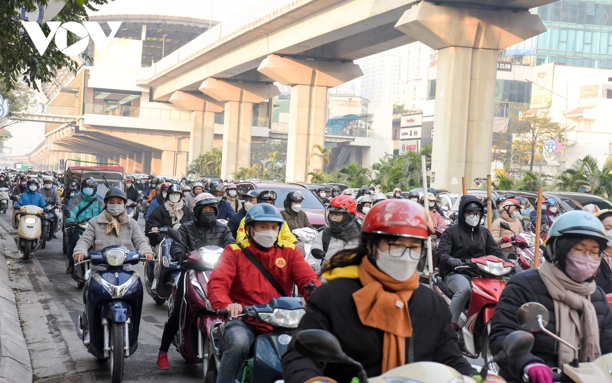 hanoi sees light traffic congestion on the first working day after tet picture 9