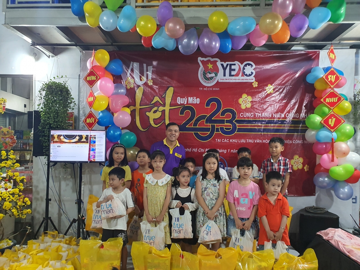 Tết sớm với công nhân khó khăn ở TP.HCM