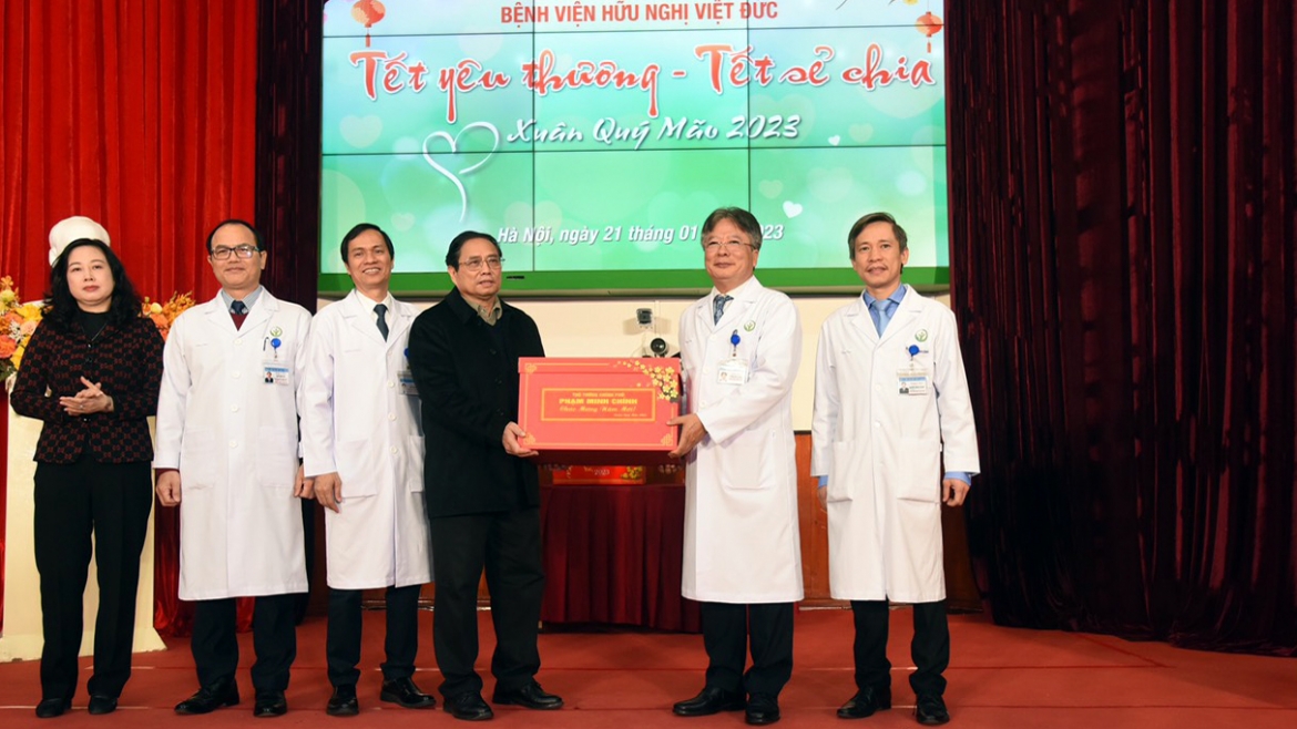 thu tuong tham, dong vien va chuc tet benh vien viet Duc hinh anh 3