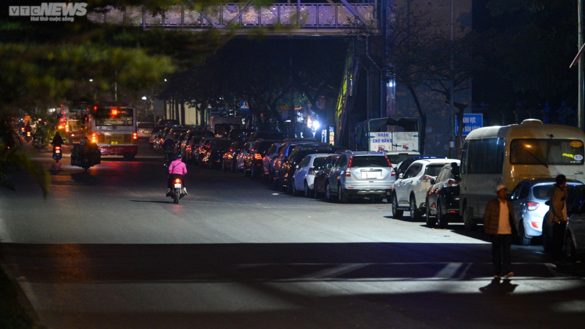 tai xe an ngu va vat tren xe cho dang kiem o ha noi hinh anh 1