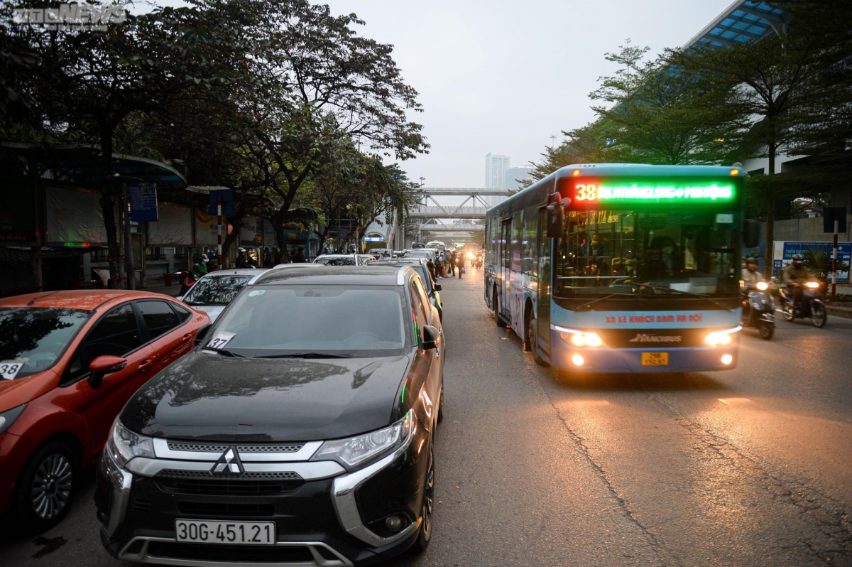 tai xe an ngu va vat tren xe cho dang kiem o ha noi hinh anh 10