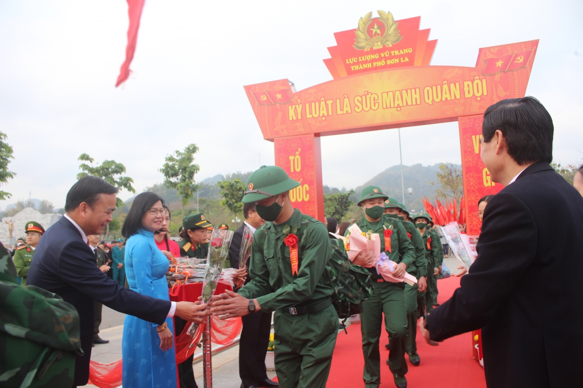 Hàng nghìn thanh niên các tỉnh Tây Bắc lên đường nhập ngũ