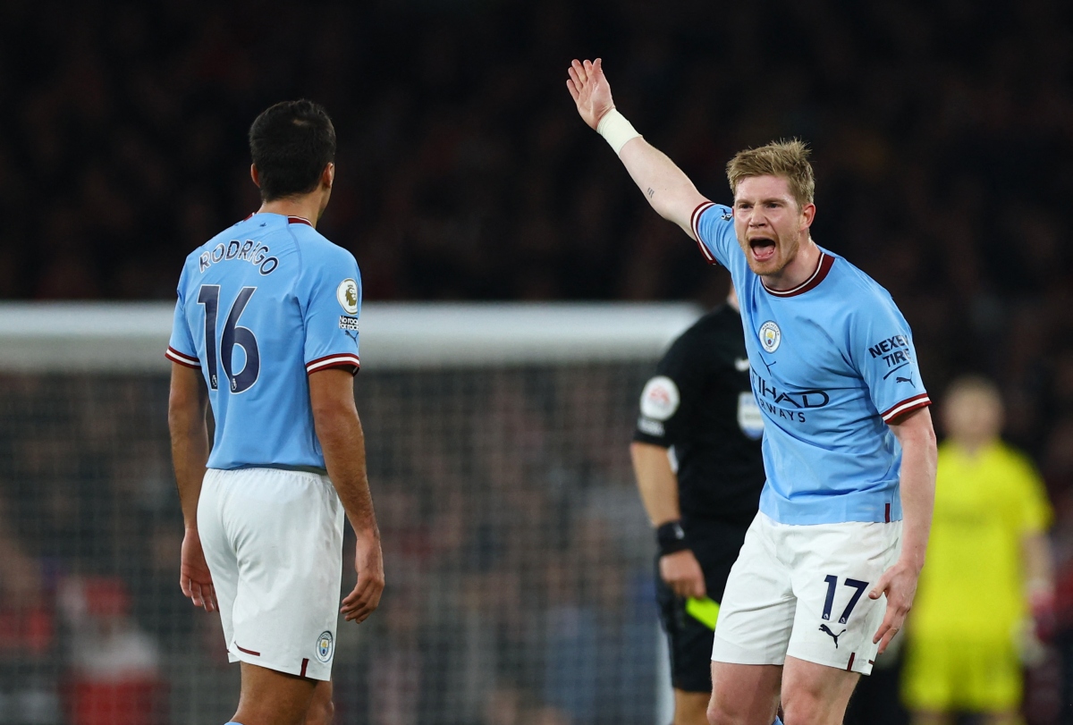 de bruyne ruc sang dua man city tro lai ngoi dau ngoai hang anh hinh anh 1