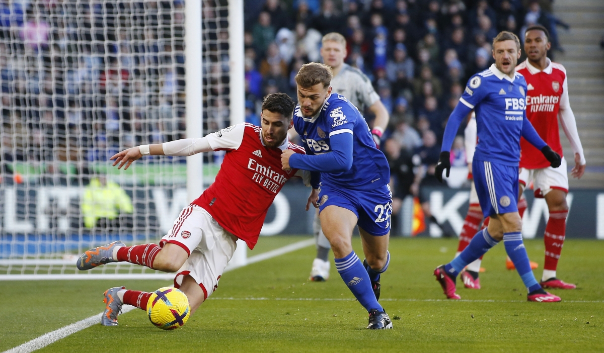 VAR 2 lần từ chối bàn thắng, Arsenal nhọc nhằn "vượt ải" Leicester