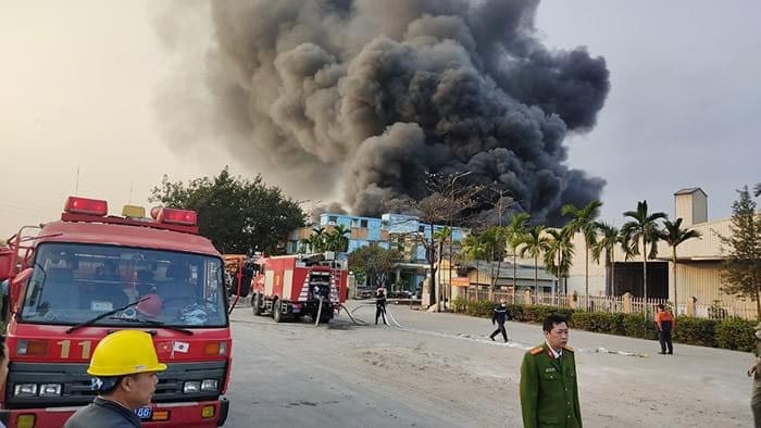 Cháy lớn tại cụm công nghiệp Ba Hàng ở Hải Dương