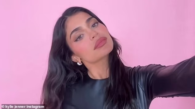 Kylie Jenner khoe dáng quyến rũ trong chiếc váy da ôm sát