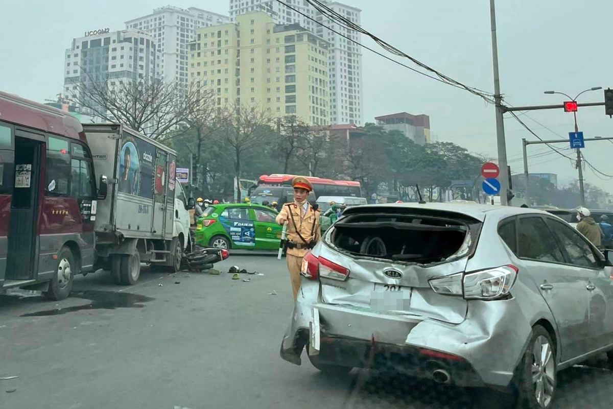 3 o to, 2 xe may dam lien hoan tren duong pho ha noi hinh anh 1